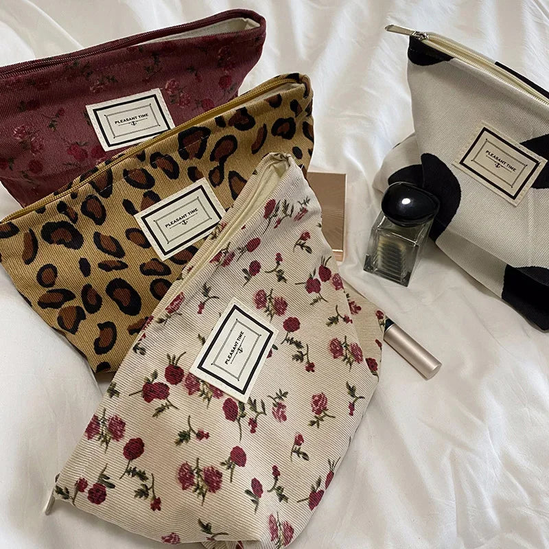 Trousse de Maquillage Brodée – Velours Côtelé Style Coréen