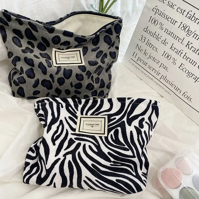 Trousse de Maquillage Brodée – Velours Côtelé Style Coréen