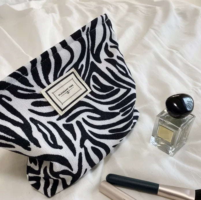 Trousse de Maquillage Brodée – Velours Côtelé Style Coréen