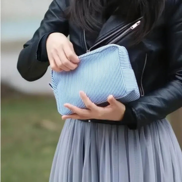 Trousse de Maquillage Seersucker à Volants Bleu – Rayures